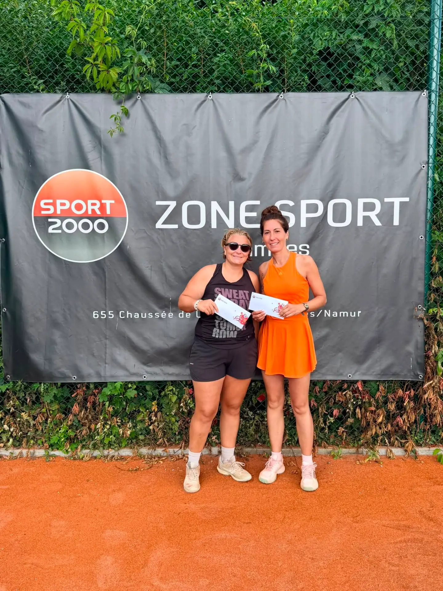Finalistes dames du tournoi du TC Godinne avec leurs chèques Zone Sport