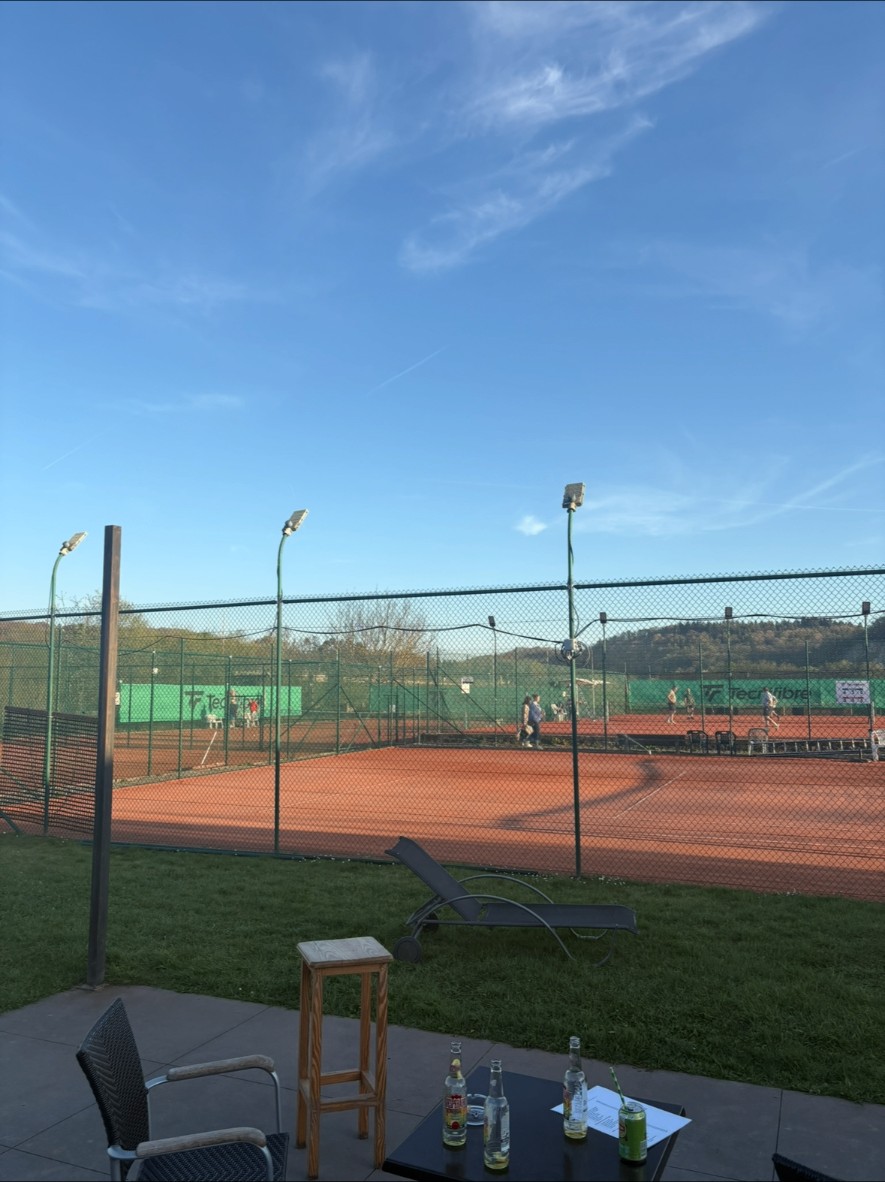 Vue des terrains du TCG depuis la terrasse du club-house