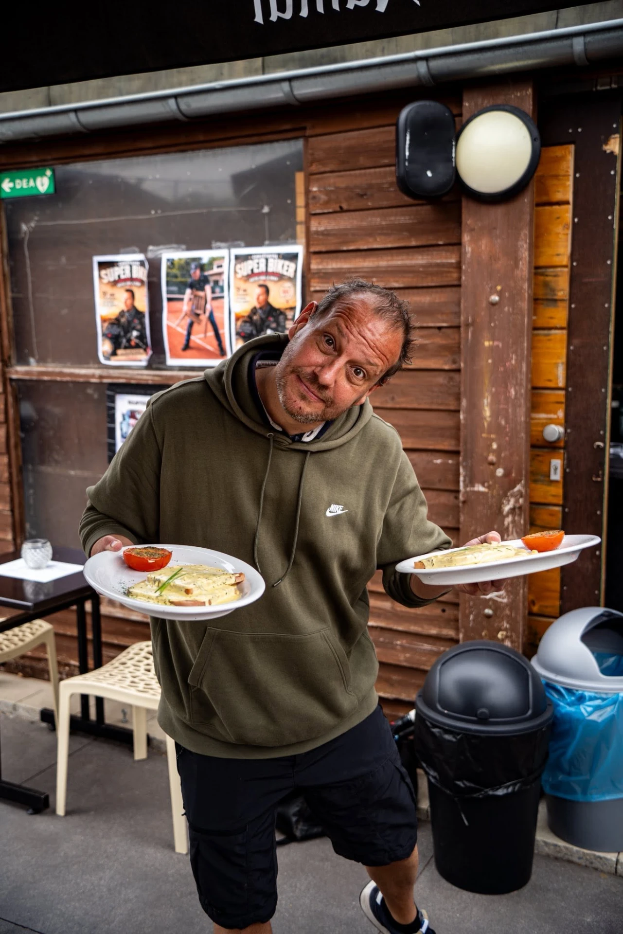 Le tenancier sert les assiettes au club-house