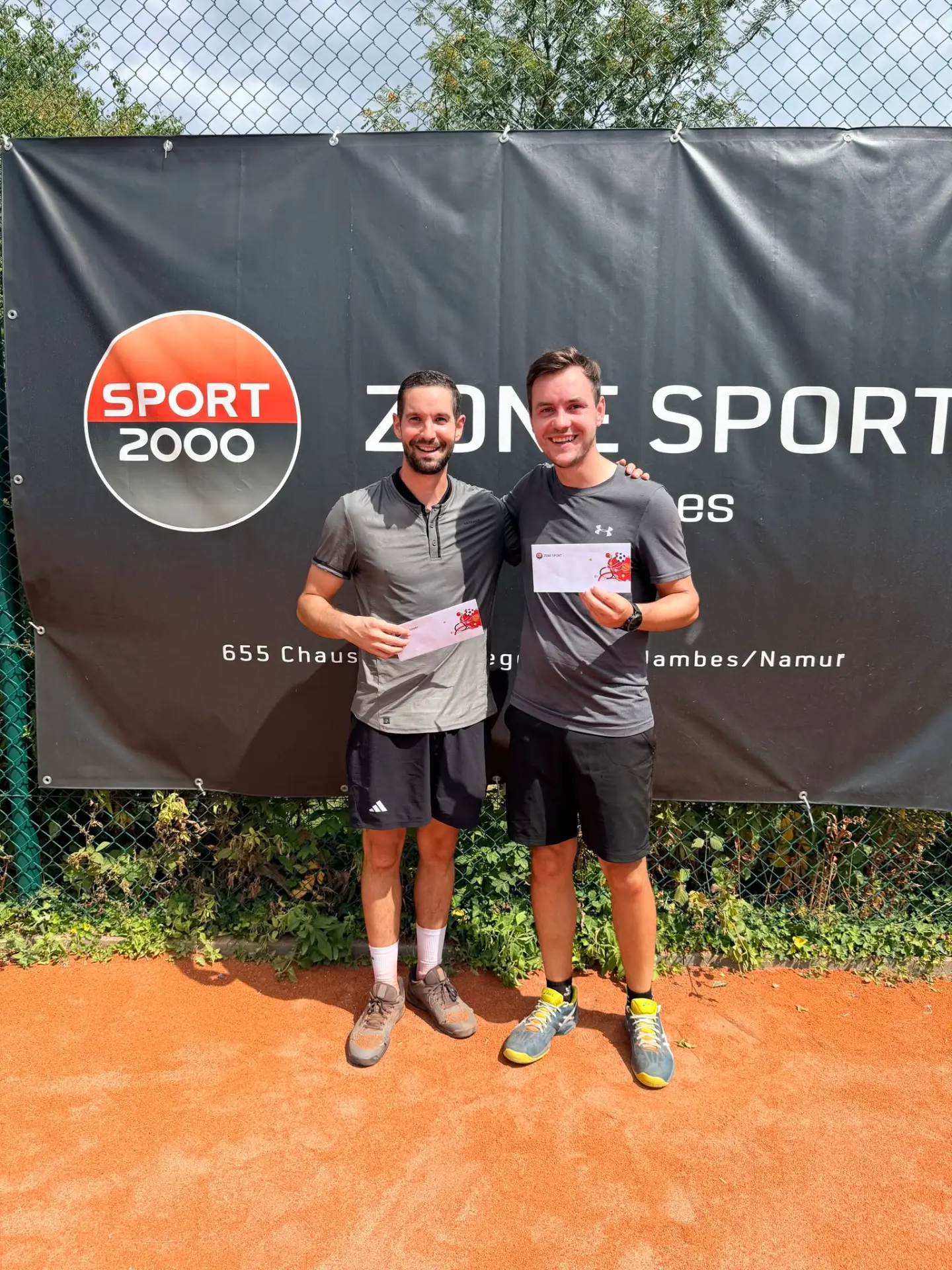 Deux finalistes messieurs avec leurs chèques Zone Sport au TC Godinne