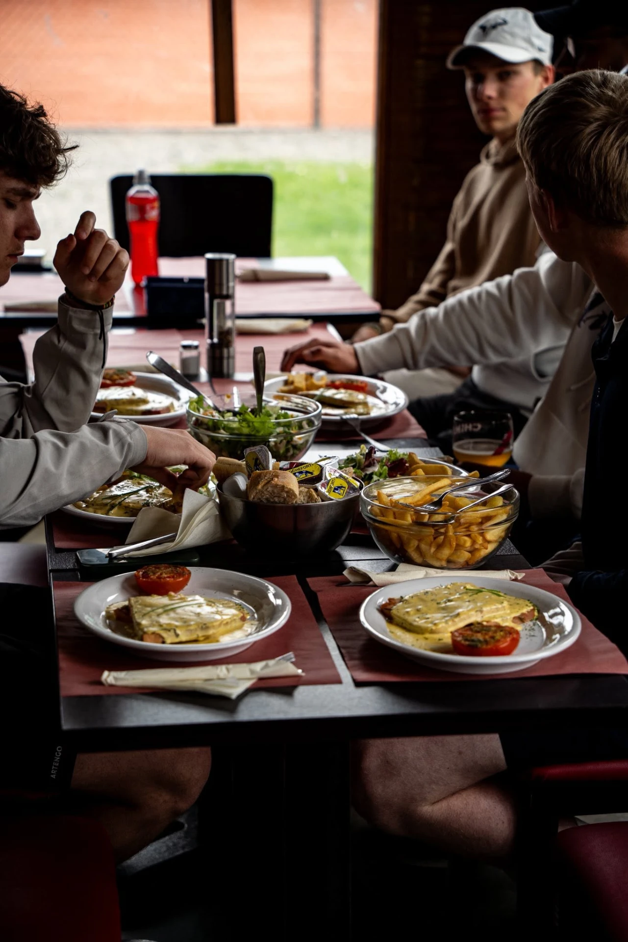 Repas d'équipe au club-house pendant les interclubs du TCG