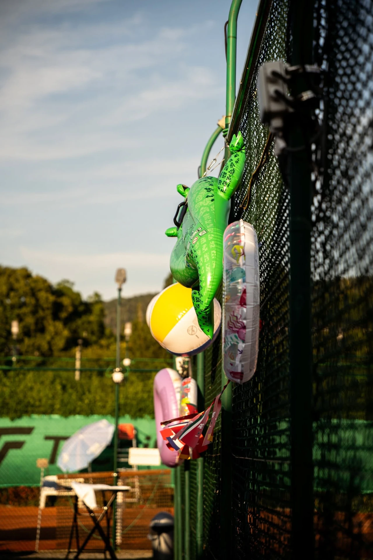 Décoration sur les grillages des terrains du TCG