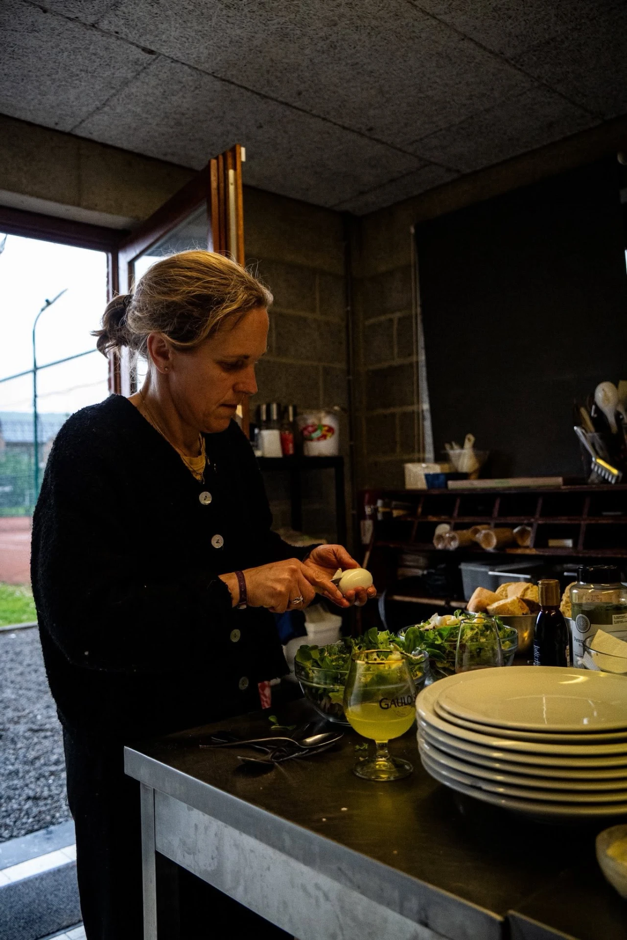 Service au bar du club-house du TCG