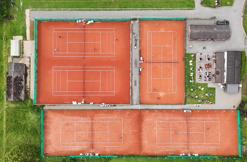 Vue aérienne des 5 courts de tennis du TC Godinne dans la Vallée de la Meuse