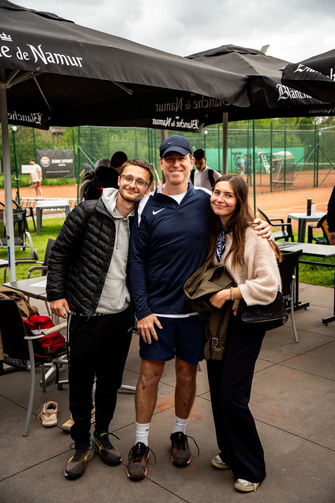 Membres du TCG réunis en terrasse sous les parasols du club-house