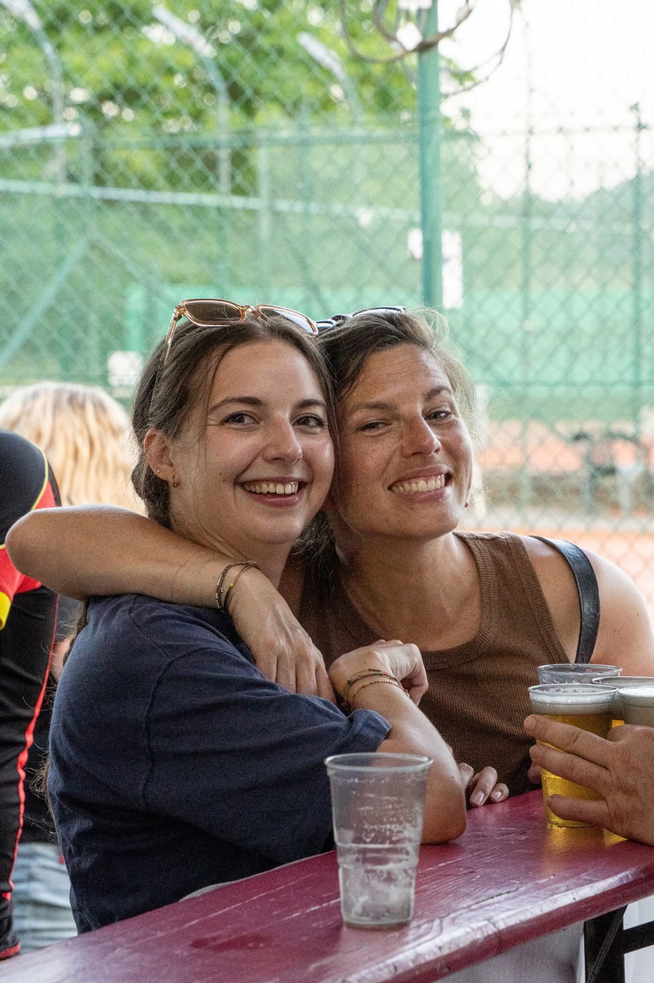 Deux membres du TCG tout sourire à la terrasse, verre à la main