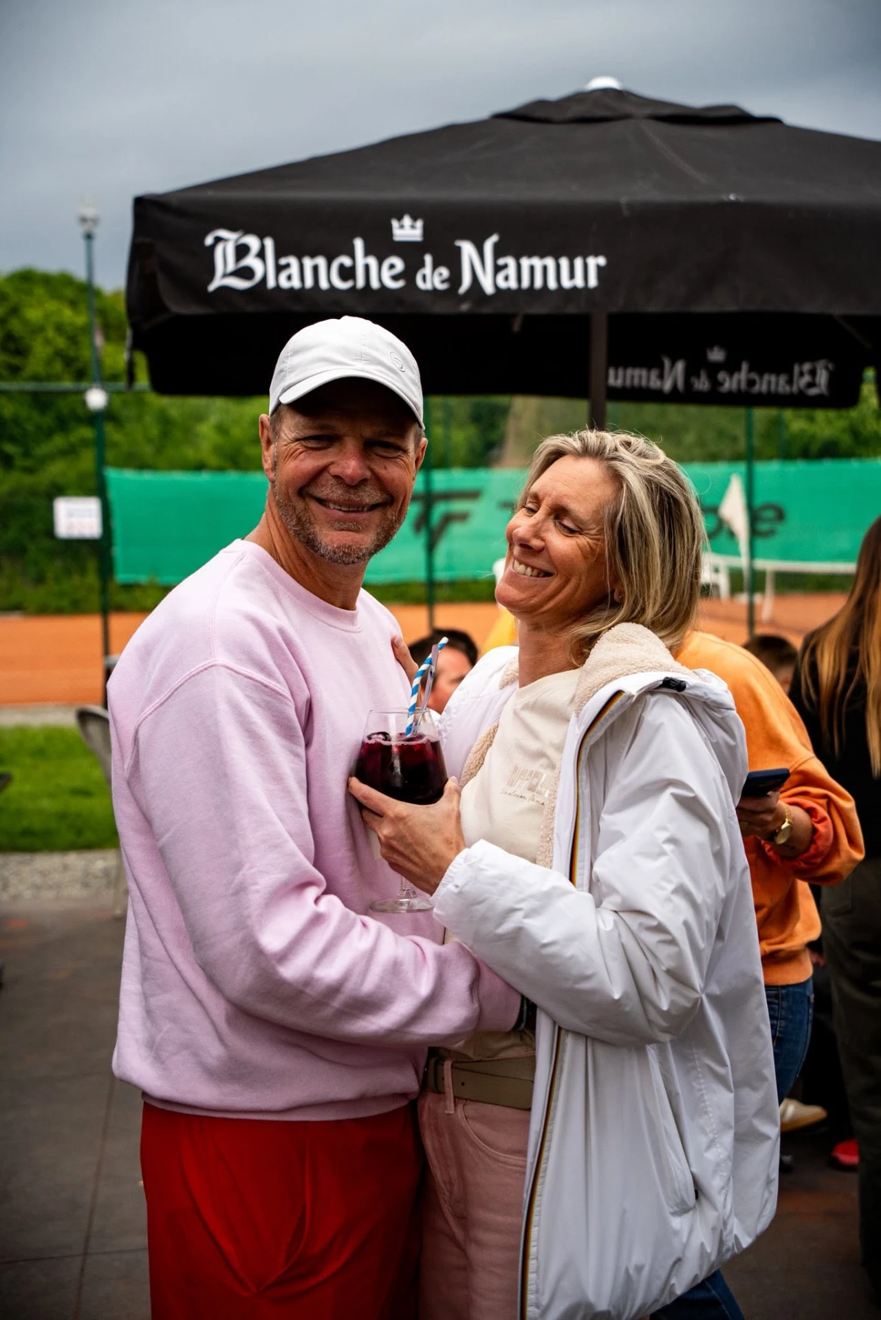 Couple de membres du TCG profitant de l’ambiance en terrasse