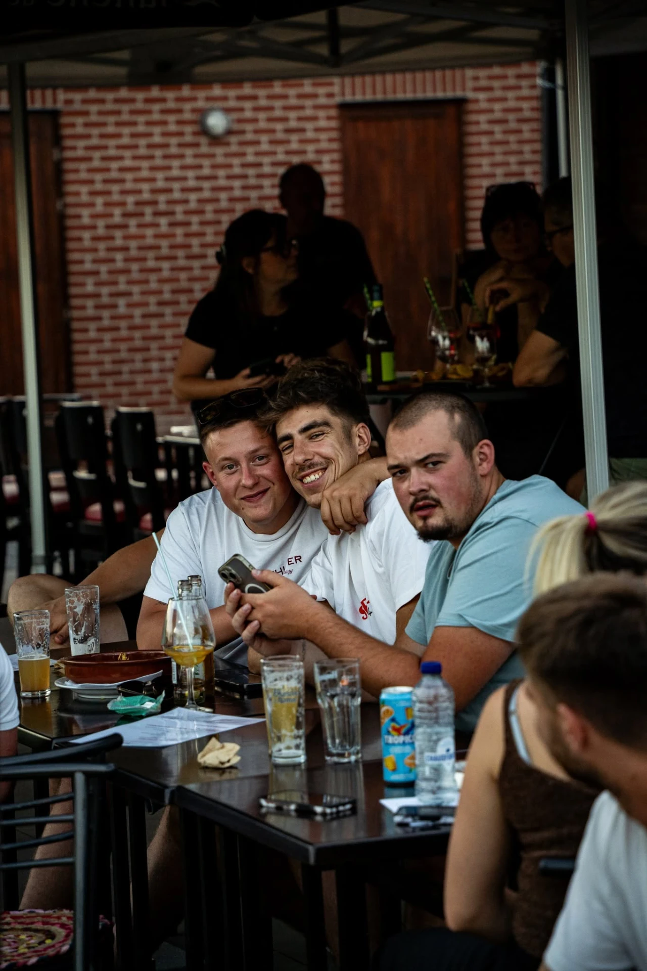 Membres du TC Godinne en terrasse un verre à la main