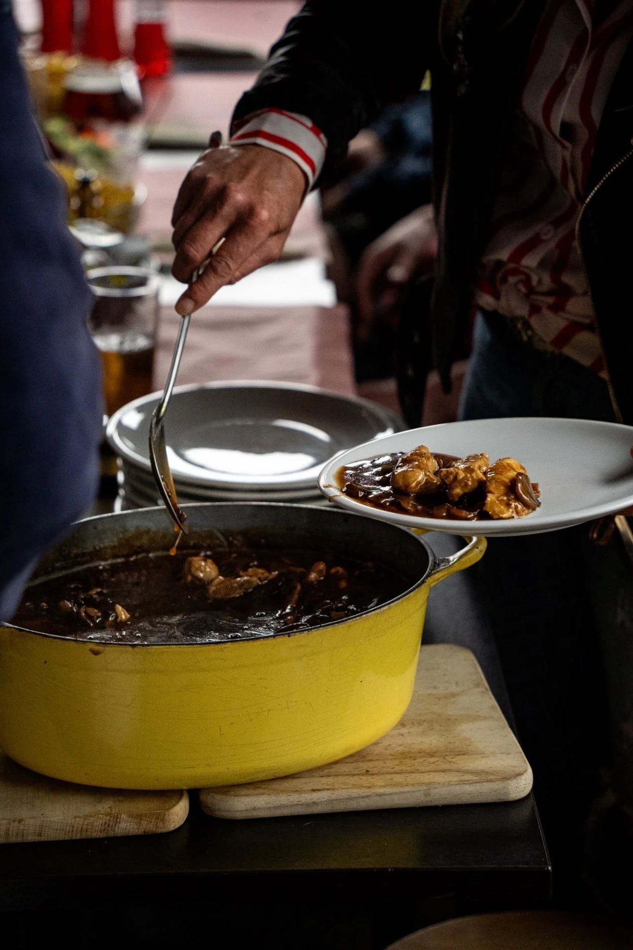 Carbonnades servies à la louche au club-house du TC Godinne