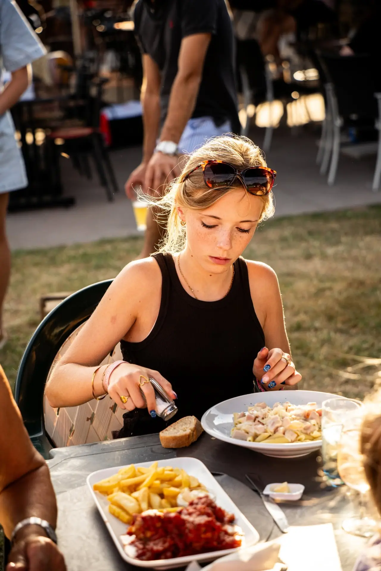Repas en terrasse au soleil couchant au TC Godinne