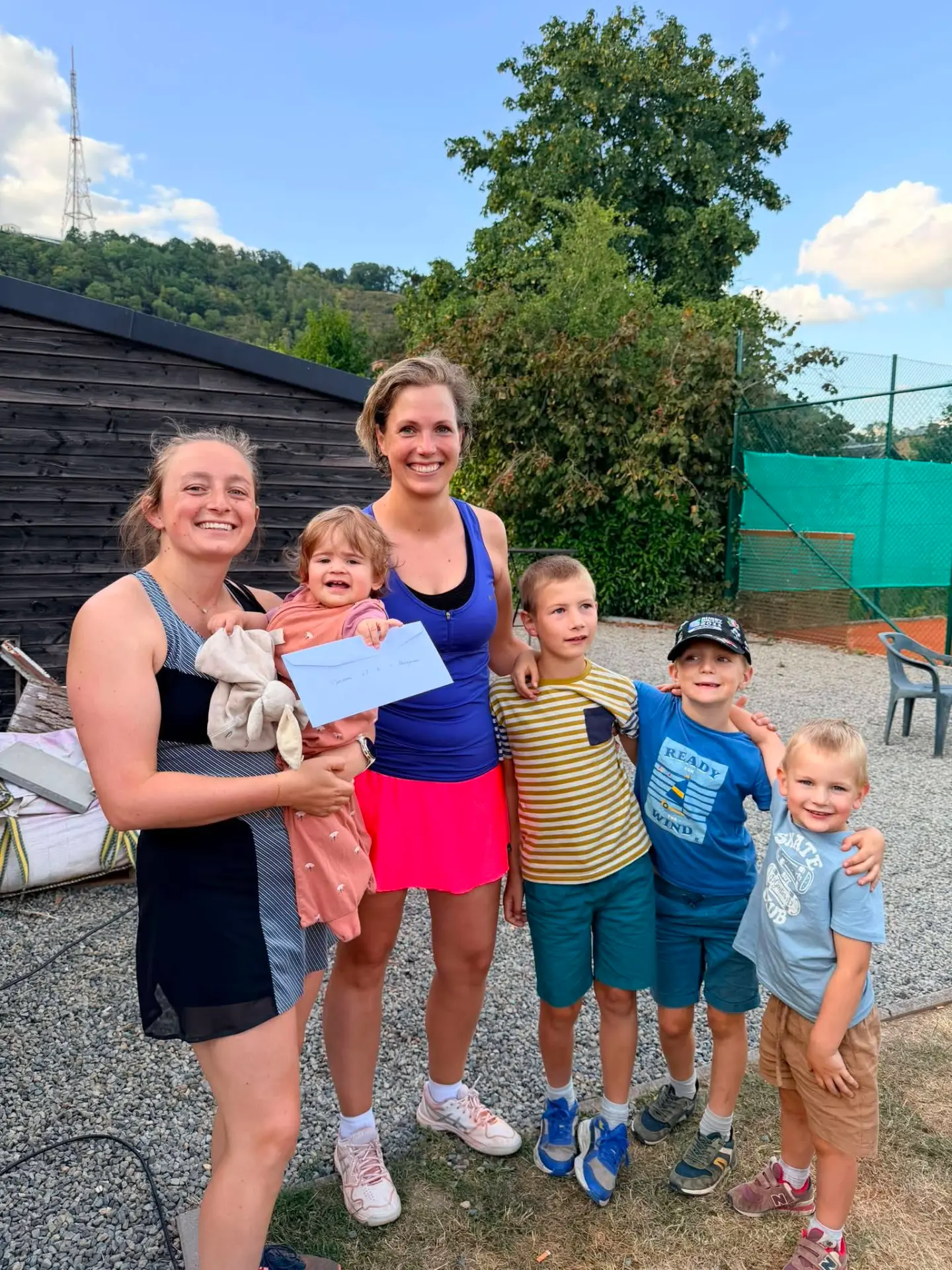 Lauréates du tournoi du TC Godinne entourées de leurs enfants