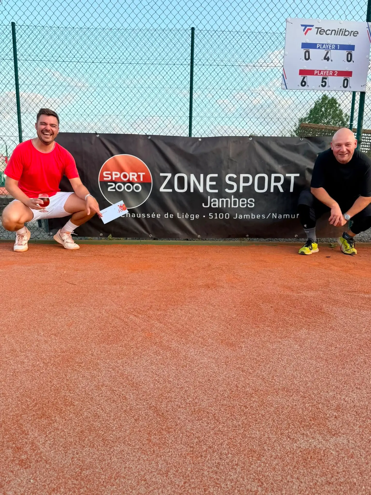 Lauréats du tournoi du TC Godinne devant la bâche Zone Sport Jambes