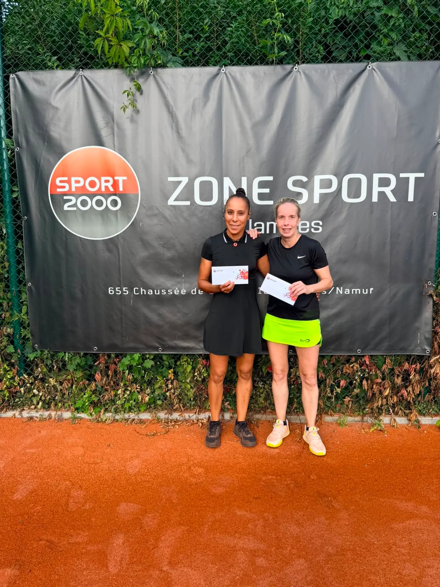 Vainqueure et finaliste d'un tableau dames devant la bâche Zone Sport