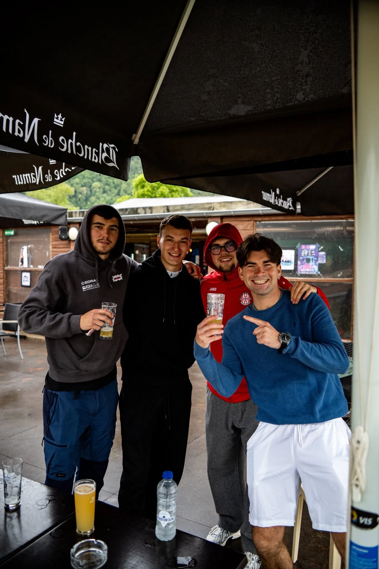 Groupe de jeunes membres du TCG en terrasse