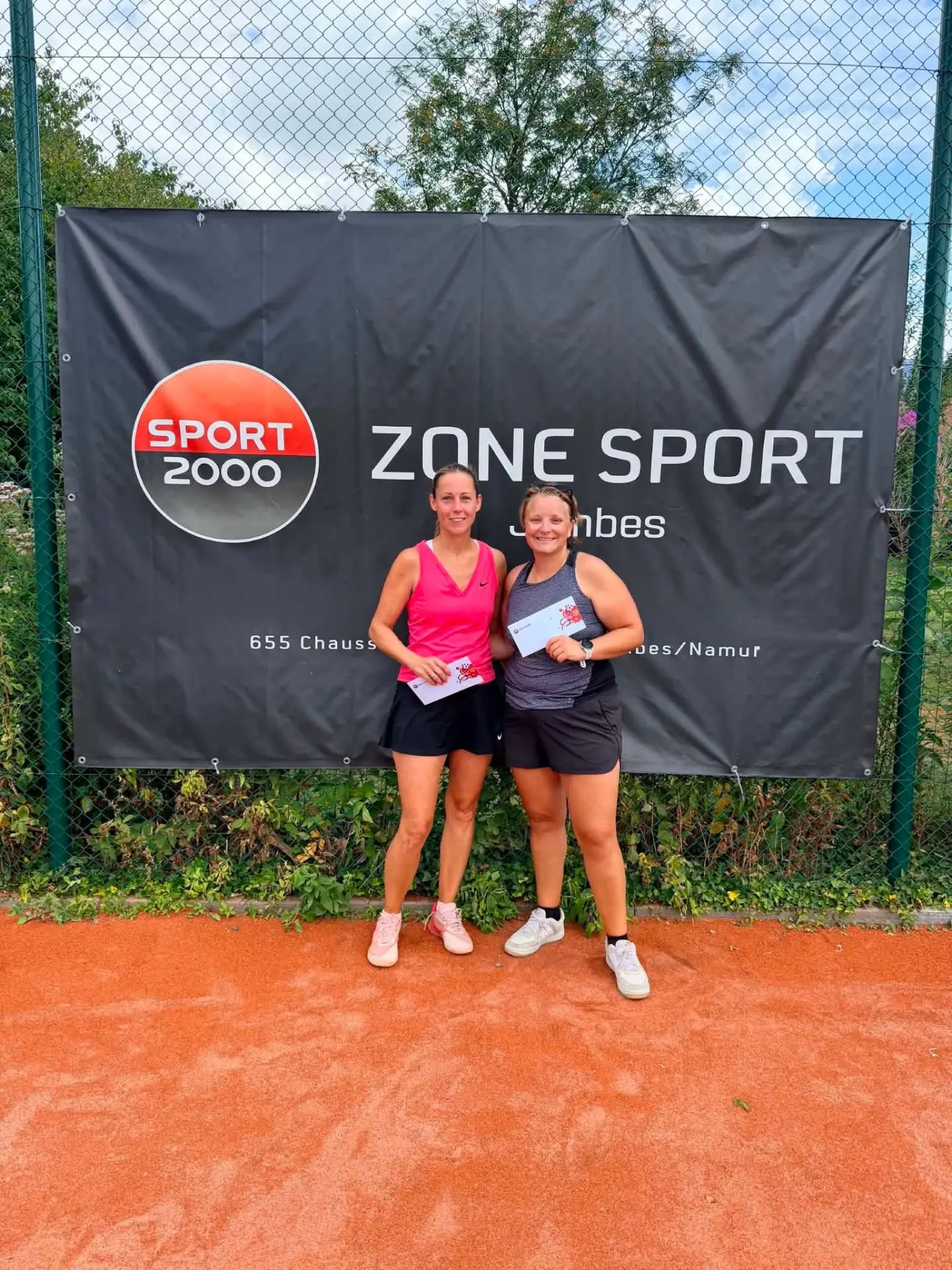 Vainqueure et finaliste dames avec leurs chèques Zone Sport au TC Godinne