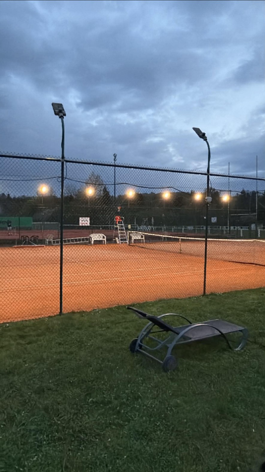 Les terrains du TC Godinne éclairés à la tombée du jour